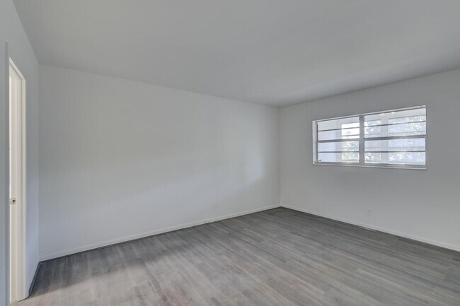 Building Photo - 5111 W Oakland Park Blvd