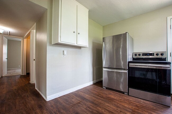 Building Photo - Cute 3 Bedroom / 1 Bath Home with Washer a...