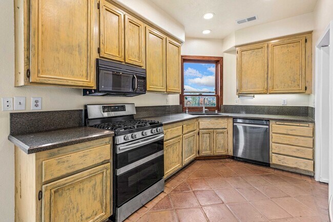 Building Photo - Stunning Home for Rent in Tierra Mesa, Sorrento Valley