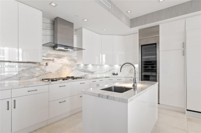 Building Photo - 17749 Collins Ave