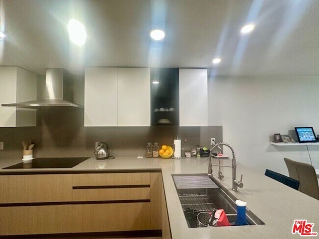 Building Photo - 7217 Marina Pacifica Dr S