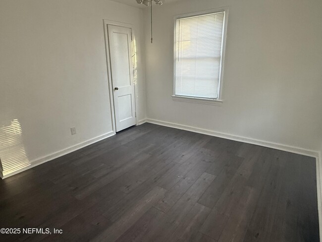 Building Photo - 903 Melson Ave