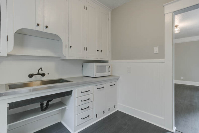Building Photo - St. Johns: Gorgeous Renovated Studio Ready...