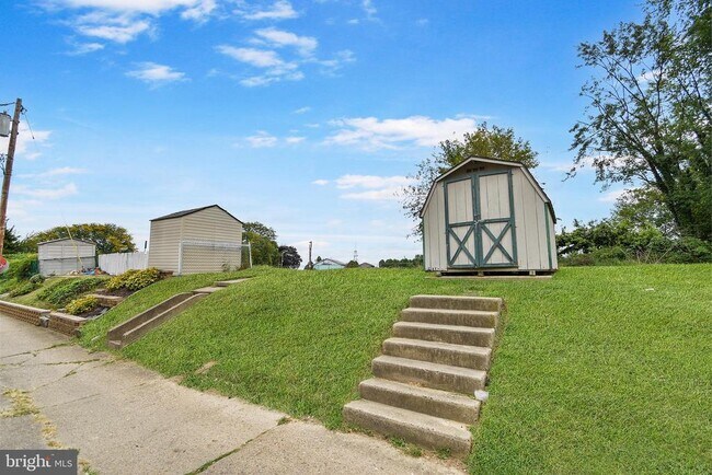 Building Photo - 672 Rively Ave