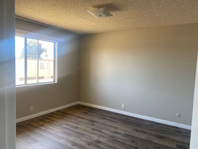 Building Photo - Spacious 1 Bedroom 1 Bath Upstairs Apartment
