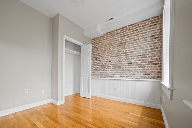 Building Photo - 172 Cottage St
