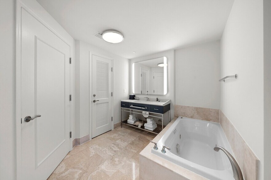 Building Photo - 4391 Collins Ave