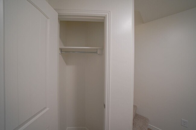 Building Photo - Remodeled 3 Bed / 2.5 Bath Townhome in Great Location