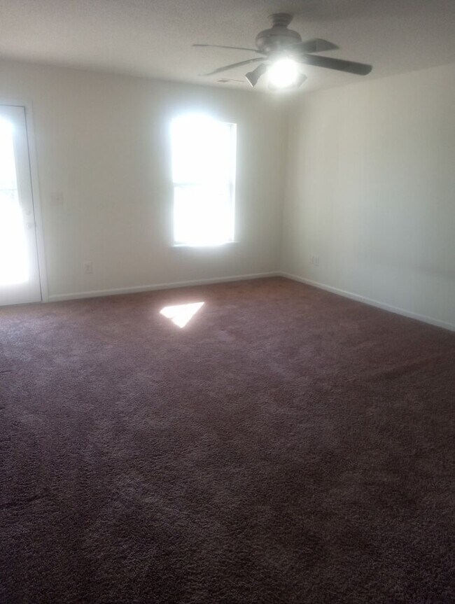 Building Photo - 4 Bedrooms 3.5 Bathrooms FOR RENT