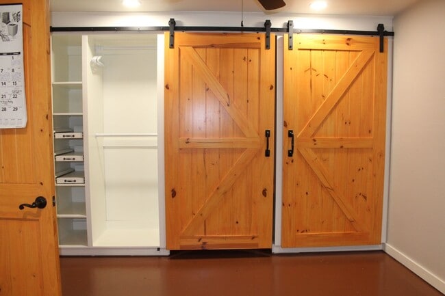 Building Photo - Huge Playroom - Family Room!