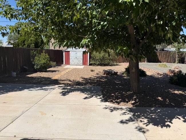 Building Photo - Nice 2 Br, 1 Bath house with the major app...