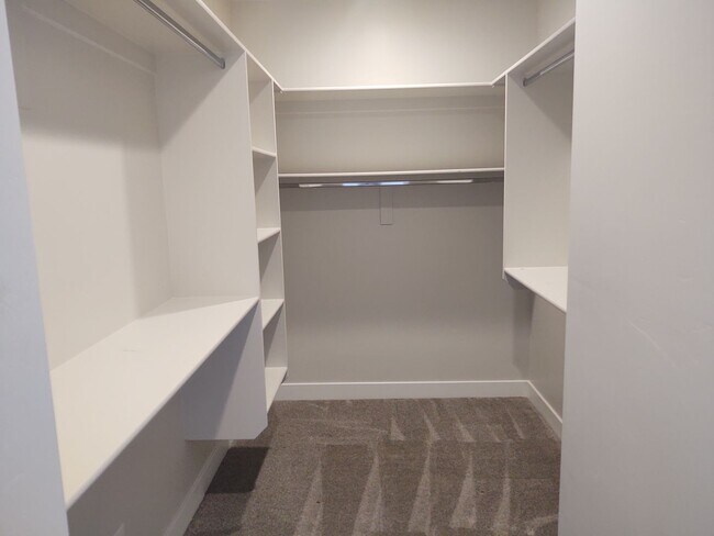 Building Photo - 1 Bedroom + Den 1.5 bath 2 Car Garage VIEWS & VIEWS!
