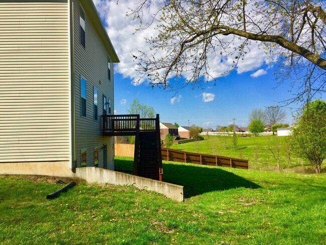 Building Photo - Beautiful Home in Quiet Cul-De-Sac Shelbyville! Basement!