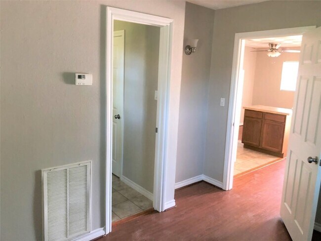 Building Photo - 211 Skyway Dr