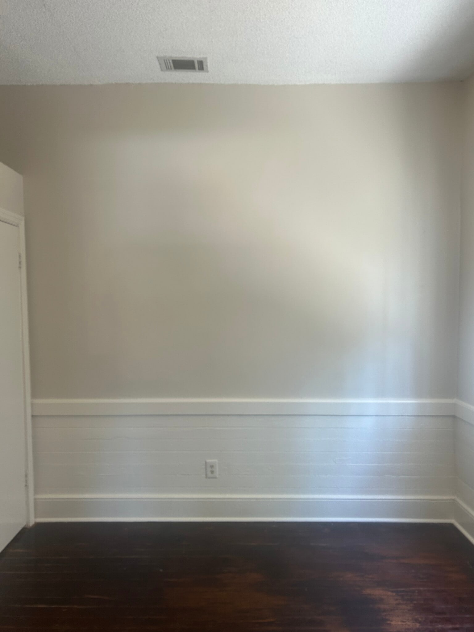 Building Photo - 520 E Hall Ln