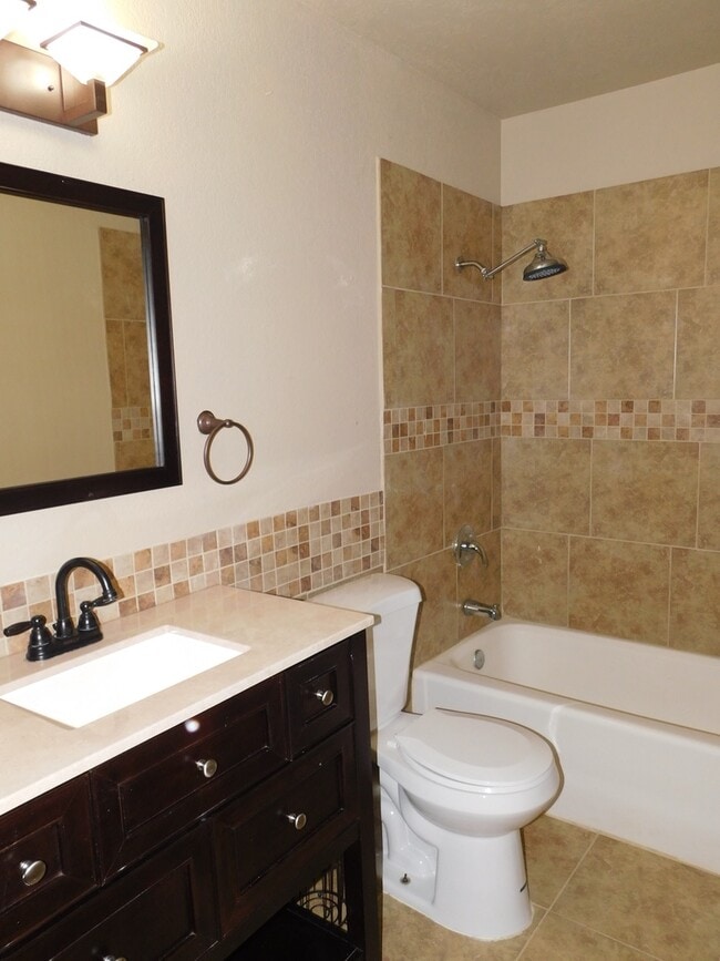Building Photo - 4 BEDROOM HOME IN COLLEGE PARK!