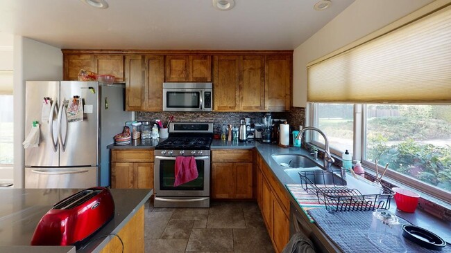 Building Photo - DEPOSIT PENDING Stunning 3 Bedroom, 2 Bath...