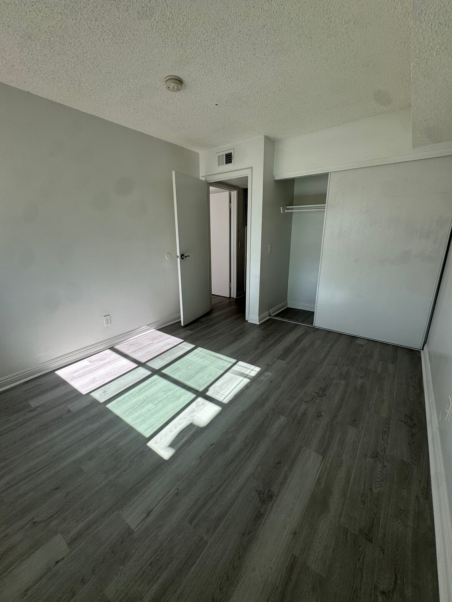 Building Photo - 1405 Vegas Valley Dr