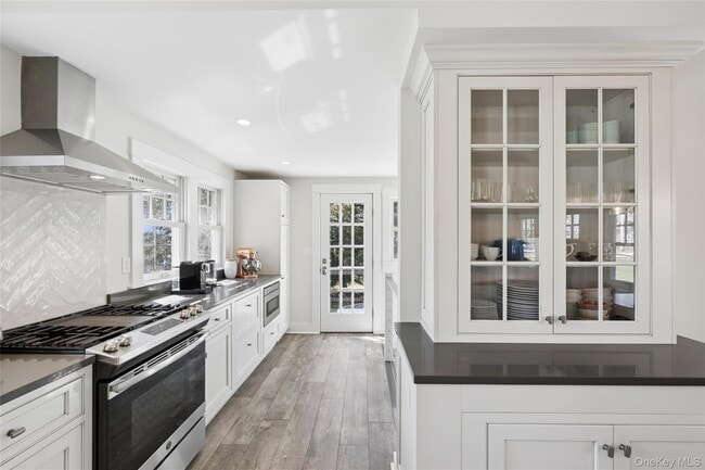 Building Photo - 250 Oak Rd