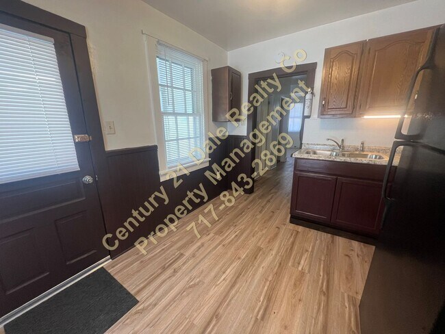 Building Photo - Beautifully redone 3 BR, 1 Bath Townhouse in York Suburban Schools