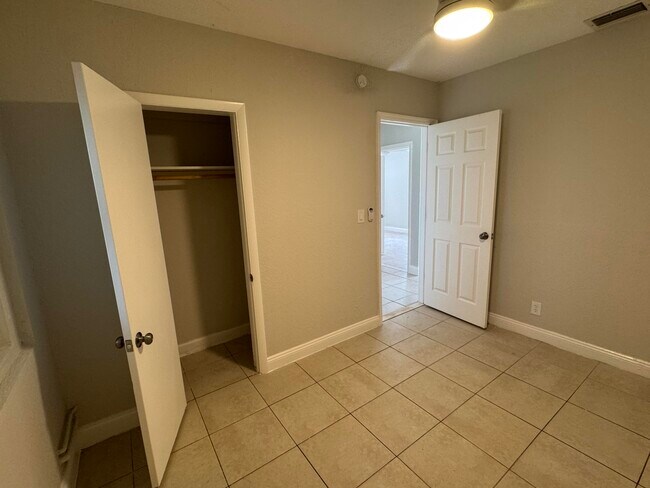 Building Photo - 1508 NW 1st Ave