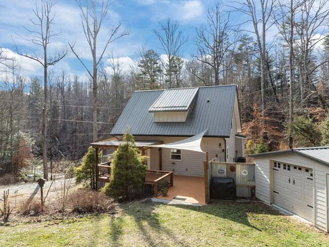 Building Photo - 251 Landwood Ln