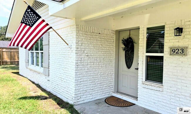 Building Photo - 923 Fortune Dr