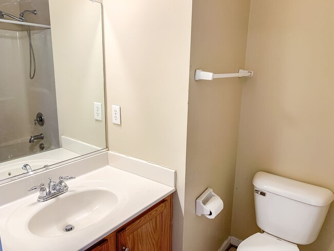 Building Photo - Inviting 3 Bed, 2.5 Bathroom Townhome in E...