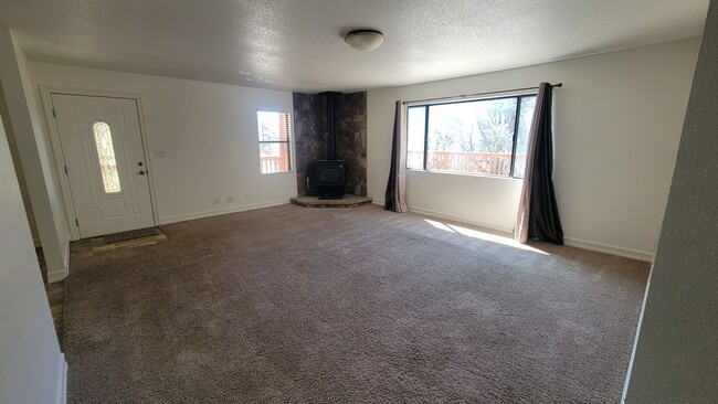 Building Photo - Charming 3-Bedroom 2-Bath with Mountain Vi...