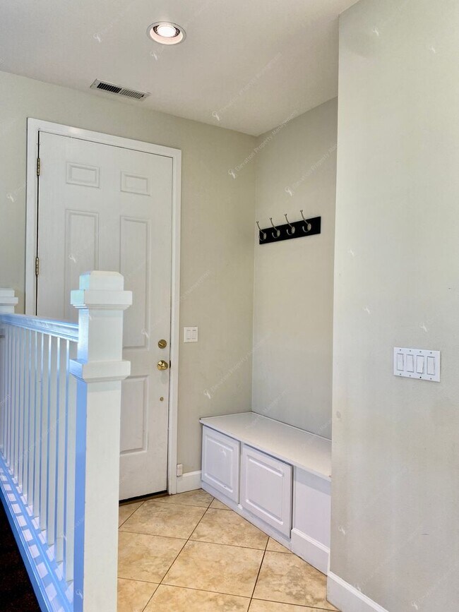 Building Photo - Charming and unique 2 BR in an upscale west Bend neighborhood