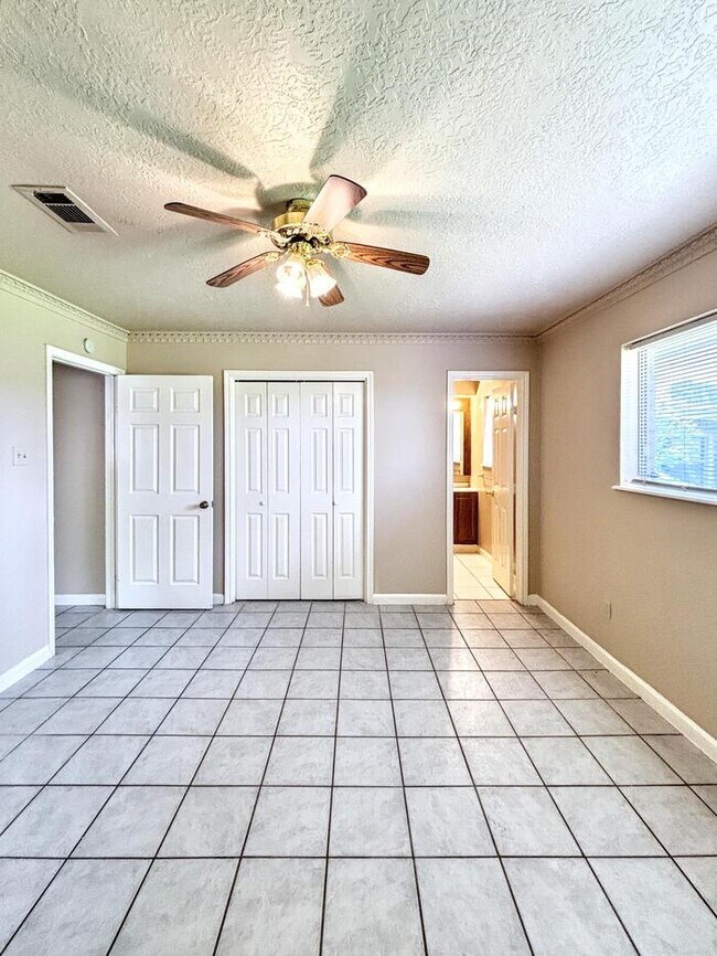 Building Photo - 3-Bedroom, 2-Bathroom Home in Convenient L...