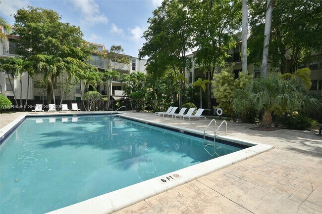 Building Photo - 6884 N Kendall Dr