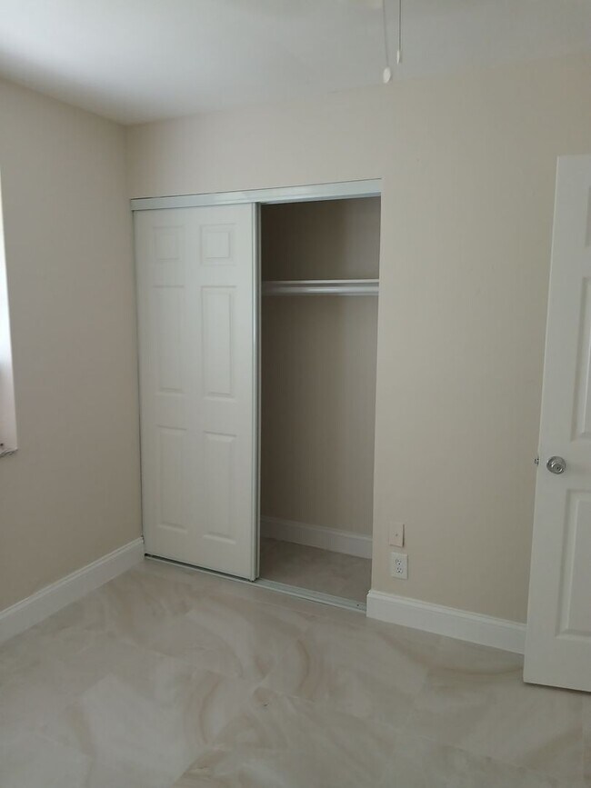 Building Photo - 702