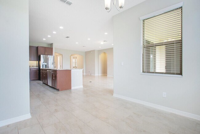 Building Photo - Spacious 4 Bed 3 Bath Home