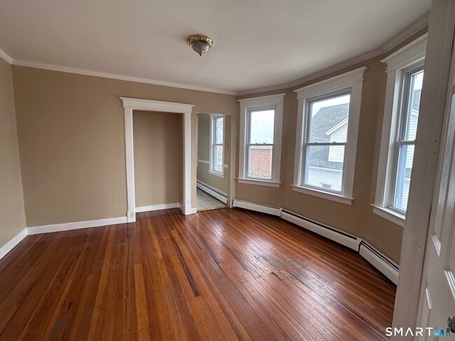 Building Photo - 22-24-24 Bushnell St