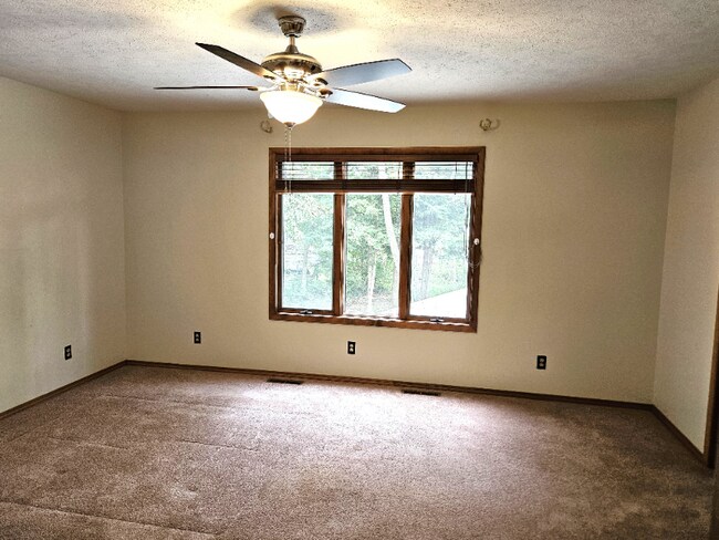 Building Photo - 11044 River Oaks Ln E