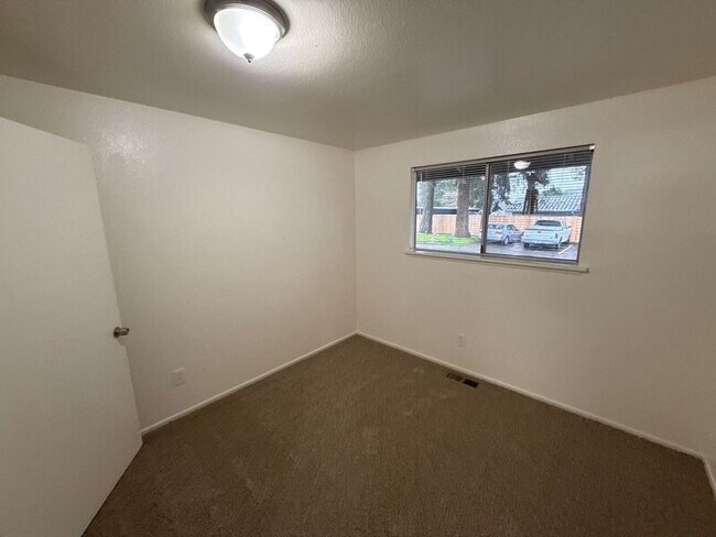 Building Photo - 848 Plymouth Dr NE