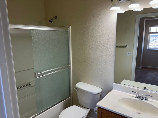 Building Photo - Townhome with city views