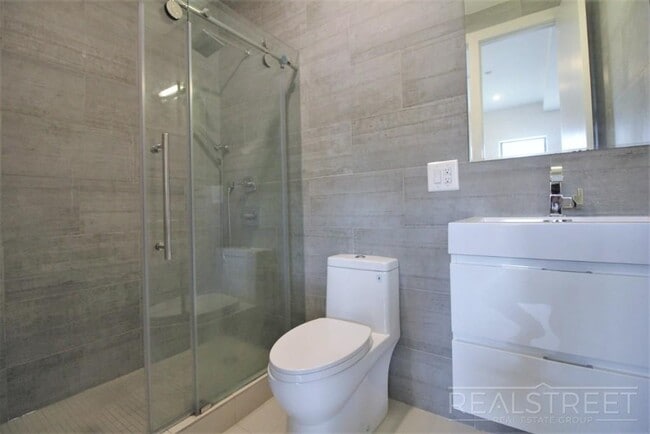Building Photo - Modern 3 BED in Prime Crown Heights