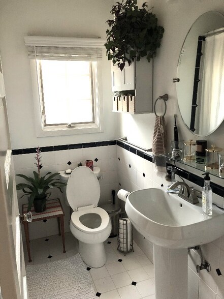 Building Photo - 316 W Victoria St