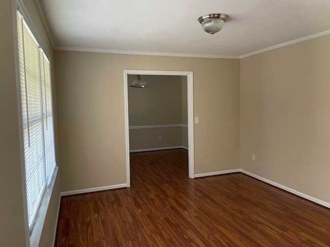 Building Photo - Beautiful 3 bed, 2 bath brick home located...