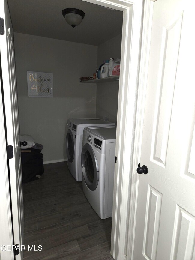 Building Photo - 1028 Aeronaut Pl