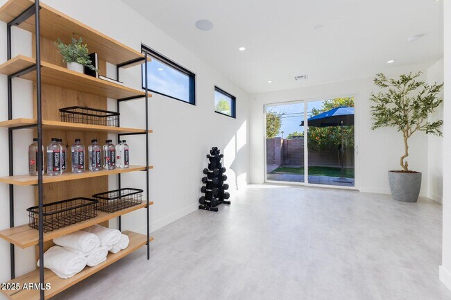 Building Photo - 3931 E Glenrosa Ave