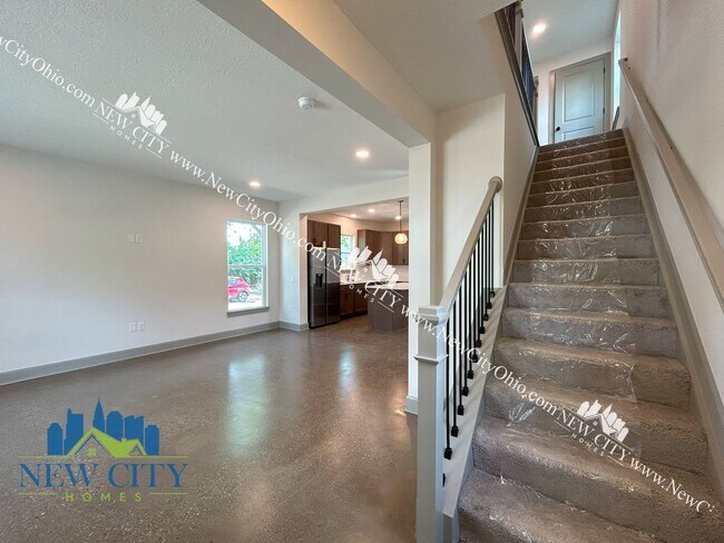Building Photo - ONE MONTH FREE RENT! Apply by 8/31! Newly ...