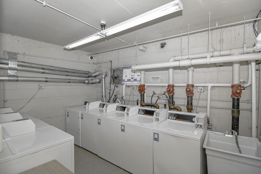 Building Photo - 650 W Wrightwood Ave