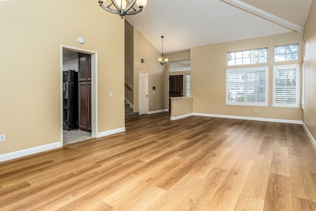 Building Photo - Beautiful & Spacious 4 bedroom home in Enc...