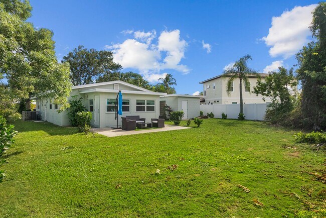 Building Photo - 1706 Plover Ave