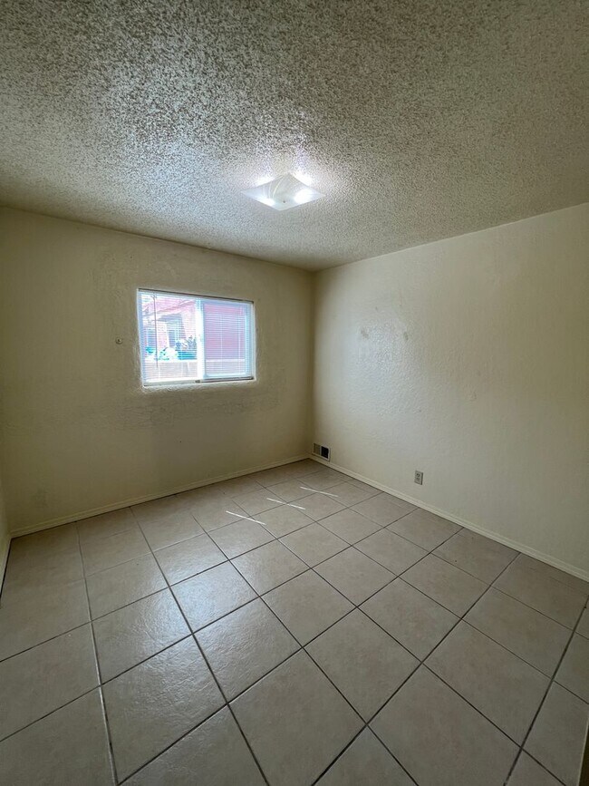 Building Photo - Nice 3 bedroom 1 3/4 Bath 2 Car Garage with large front and back yard!