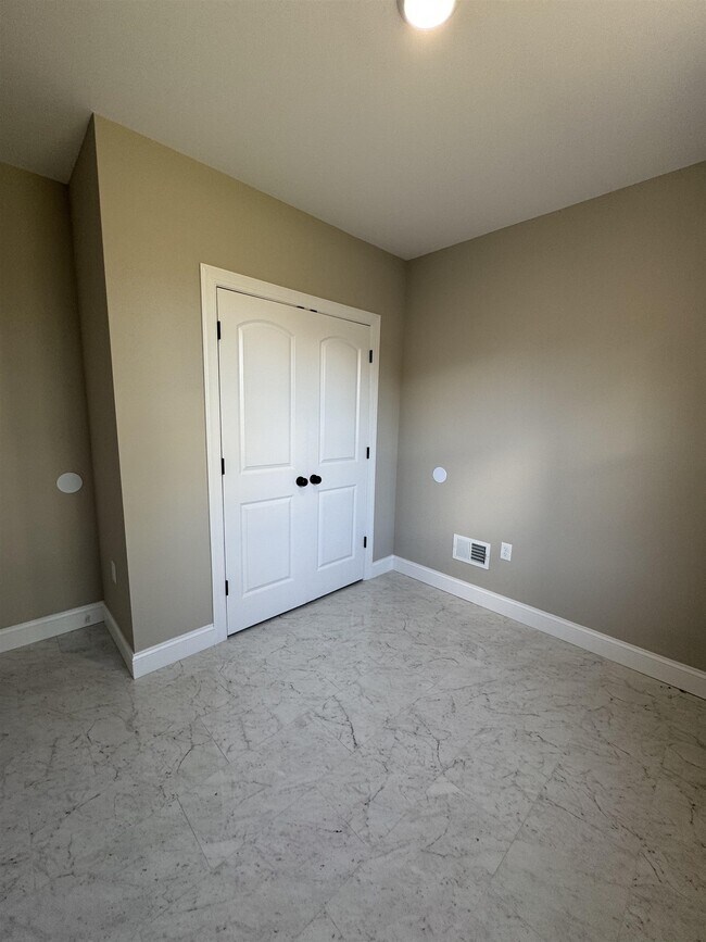 Building Photo - 515 Walnut St