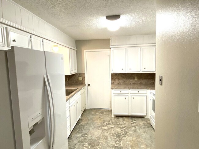 Building Photo - 9818 Jordan Ave